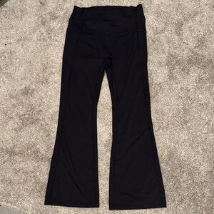 Halara NWT Flared Yoga Pants with butt scrunch, butt bands women’s large petite